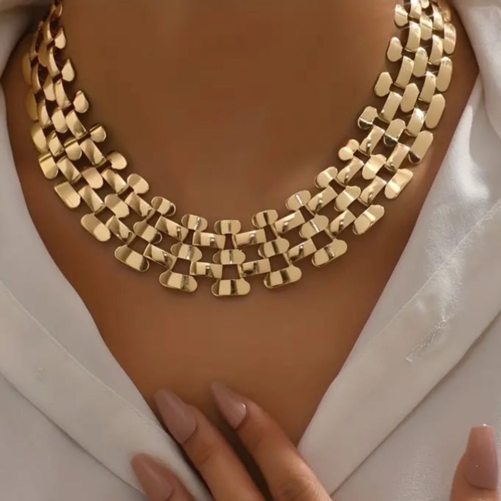 Sleek Gold Toned Necklace - Picture 4 of 4